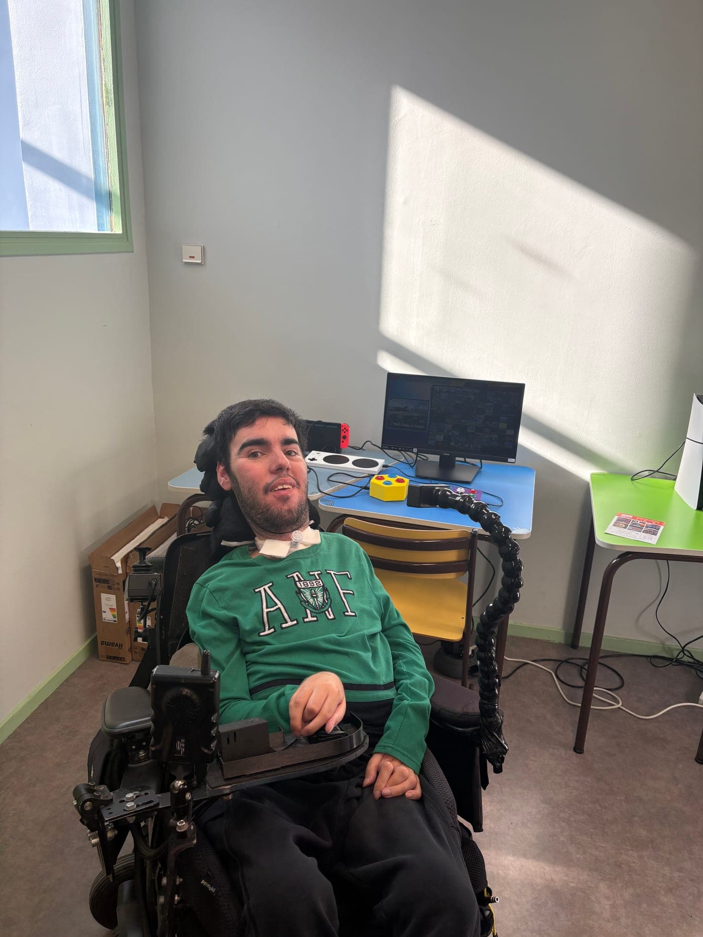 Matthias, fondateur d'Accessiplay, dans son fauteuil roulant, utilisant du matériel de jeu vidéo adapté